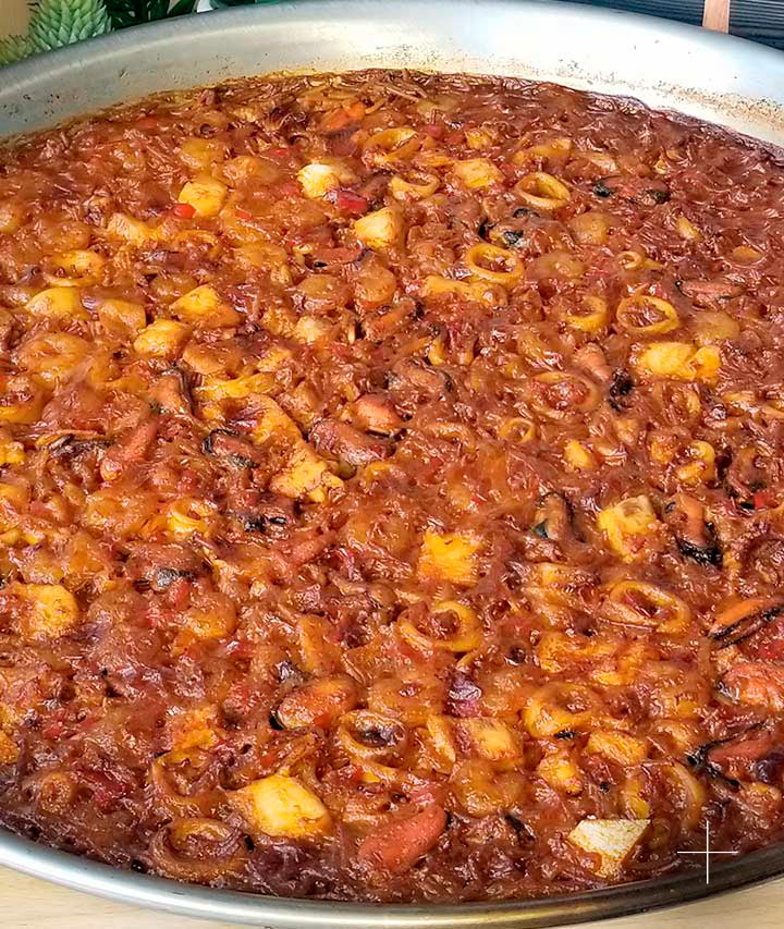 Fideuá de mejillones, gambas, almejas y calamar